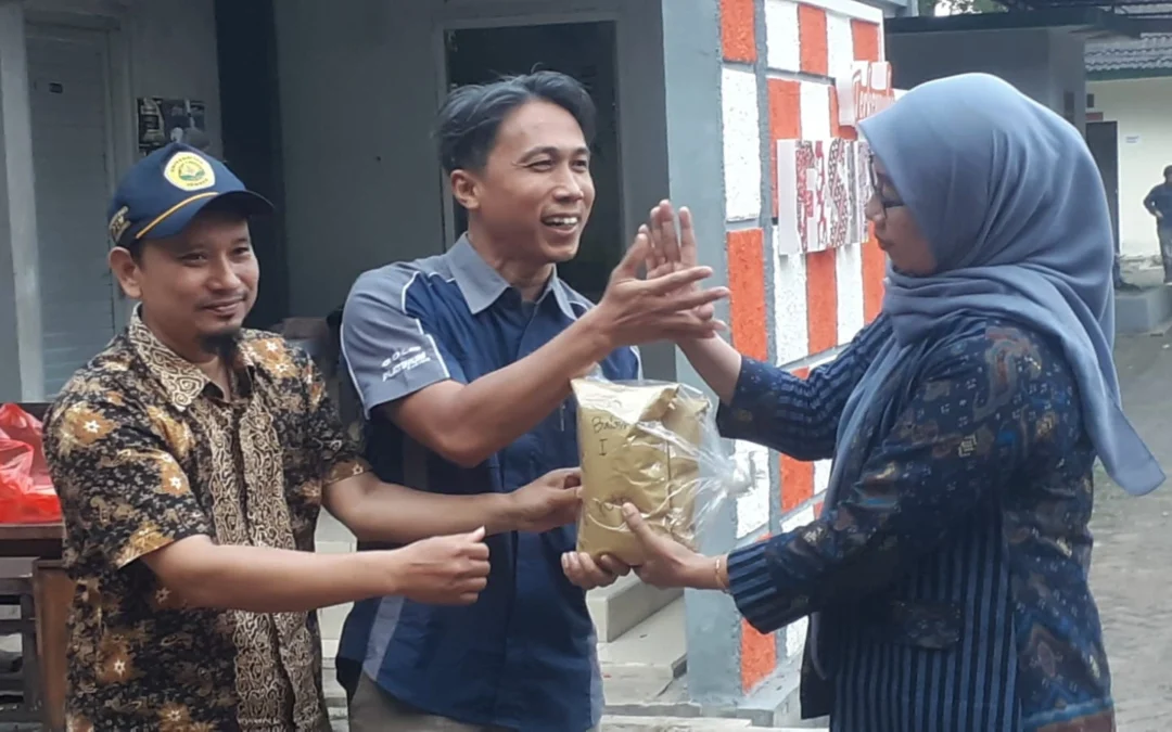 Semarak Puncak Perayaan HUT RI ke-80, Dekan FISIP UNEJ Serahkan Hadiah