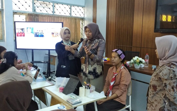 Program Studi Administrasi FISIP UNEJ Gelar Pelatihan Beautypreneurship untuk Siswi SMKN 4 Jember Guna Membekali Keterampilan Profesional Bagi Para Siswa